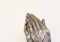 gray praying hand statue